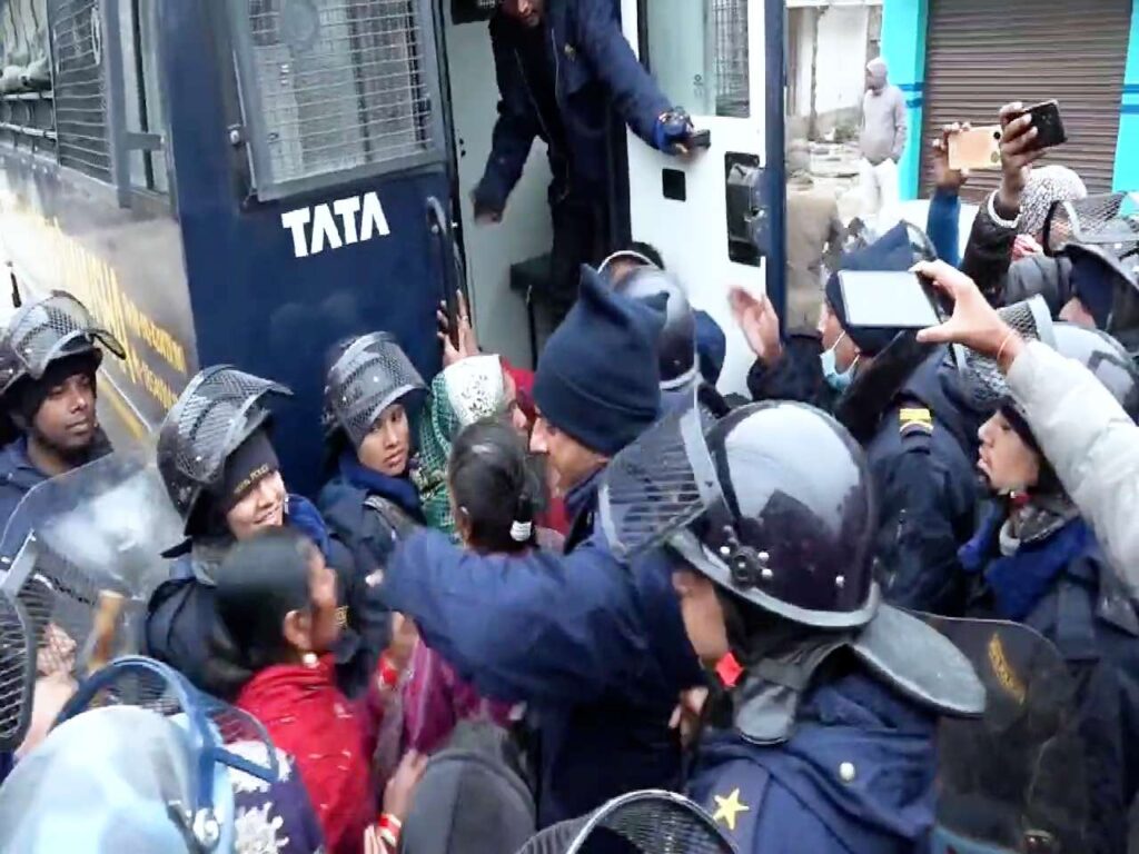 मधेस बन्द गराउँदै हिड्ने आम जनता पार्टीका नेता कार्यकर्ता पक्राउ