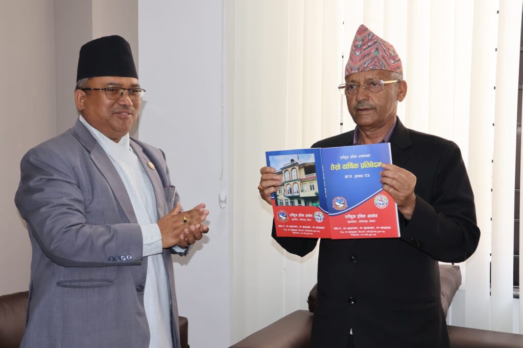 बागमती प्रदेश प्रमुखसमक्ष दलित आयोगको प्रतिवेदन पेश